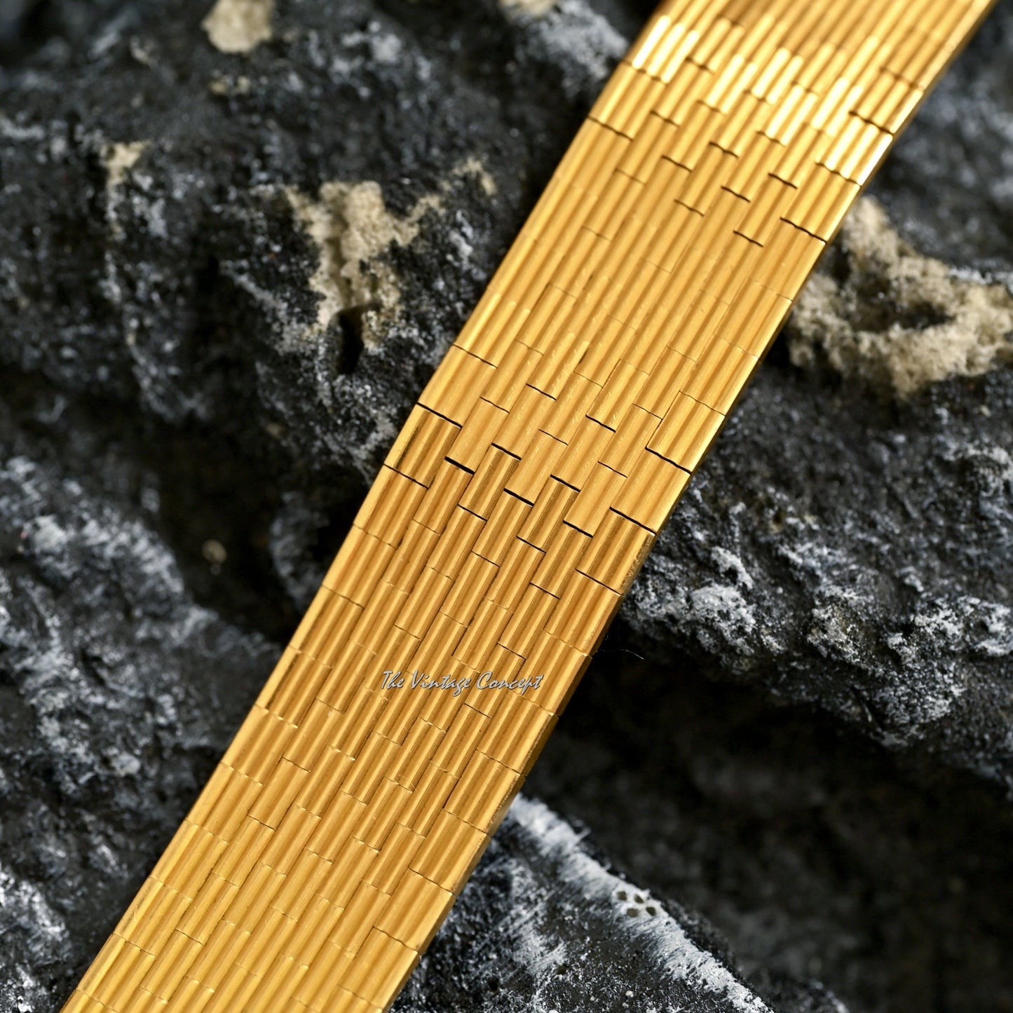 Boucheron 18K Yellow Gold Paris Reflet Omega Manual Wind w/ Original Yellow Gold Bracelet Ref. BT.908.247