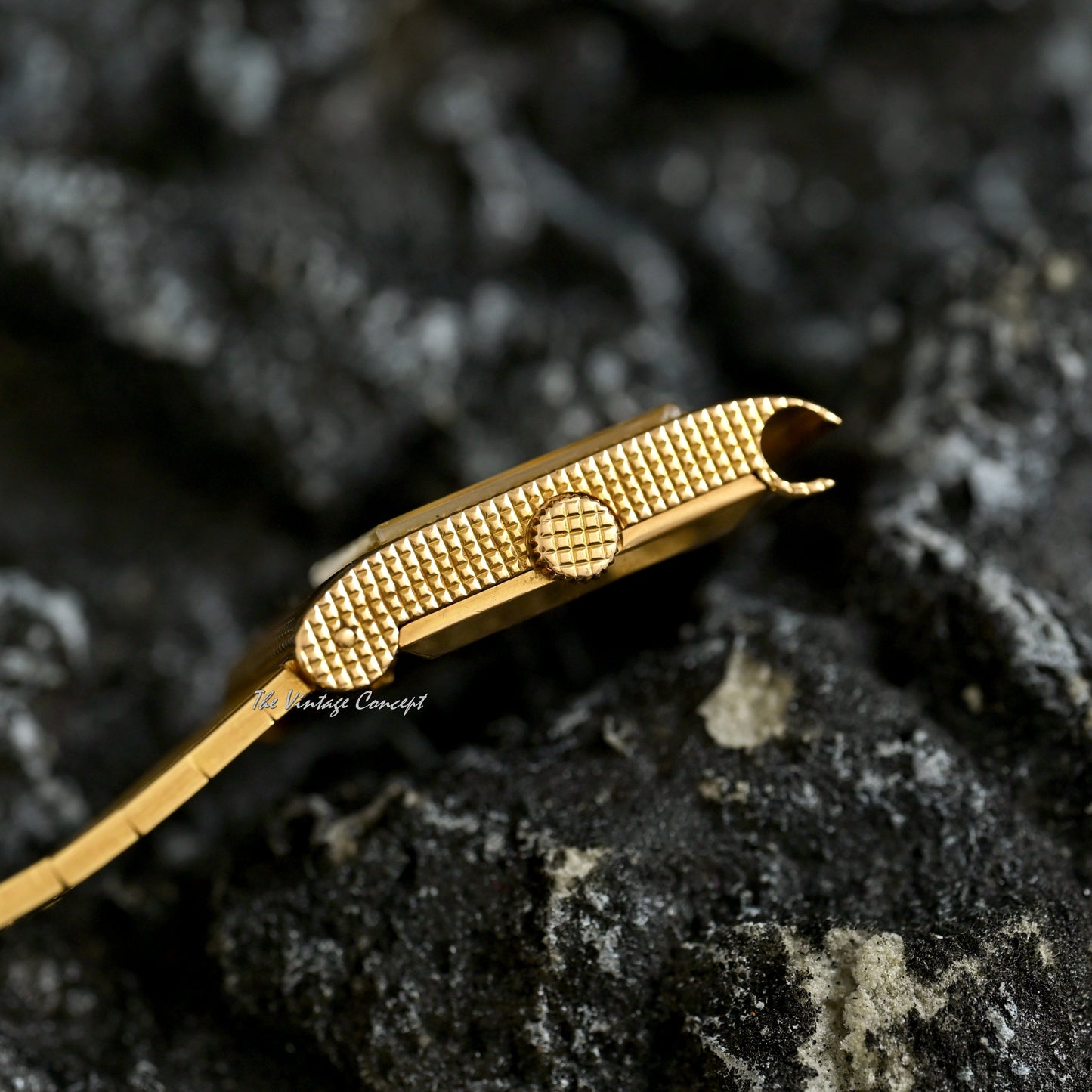 Boucheron 18K Yellow Gold Paris Reflet Omega Manual Wind w/ Original Yellow Gold Bracelet Ref. BT.908.247