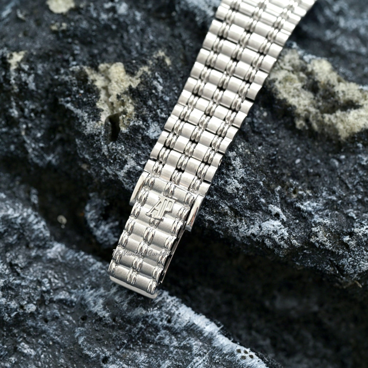 Audemars Piguet 18K White Gold "Bamboo" with Diamond Indexes Quartz Integrated Bracelet