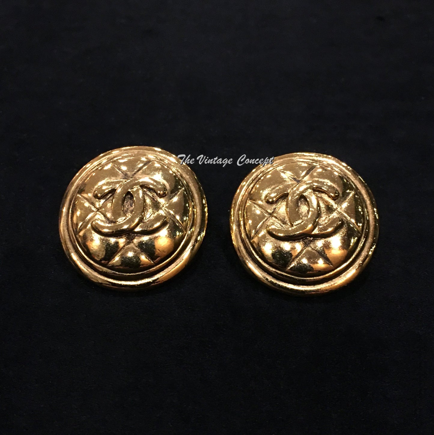 Chanel Gold Tone Round Shape w/ Logo Clip Earrings 80's