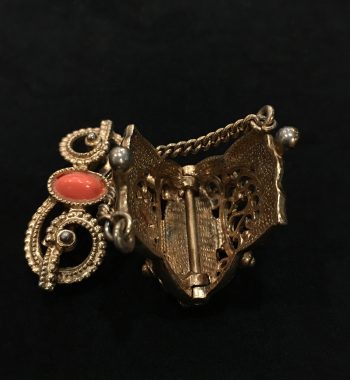 Vintage Filigree Gold tone Coral Glass Purse Brooch 1960's (SOLD) - The Vintage Concept